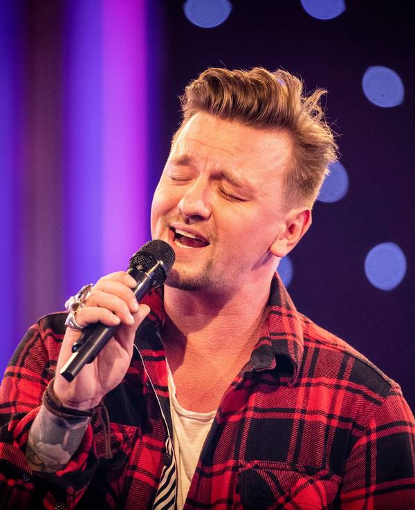 Sänger Ben Zucker singt auf der Bühne zum Sendungsjubiläum «25 Jahre Brisant» im Mitteldeutschen Rundfunk.