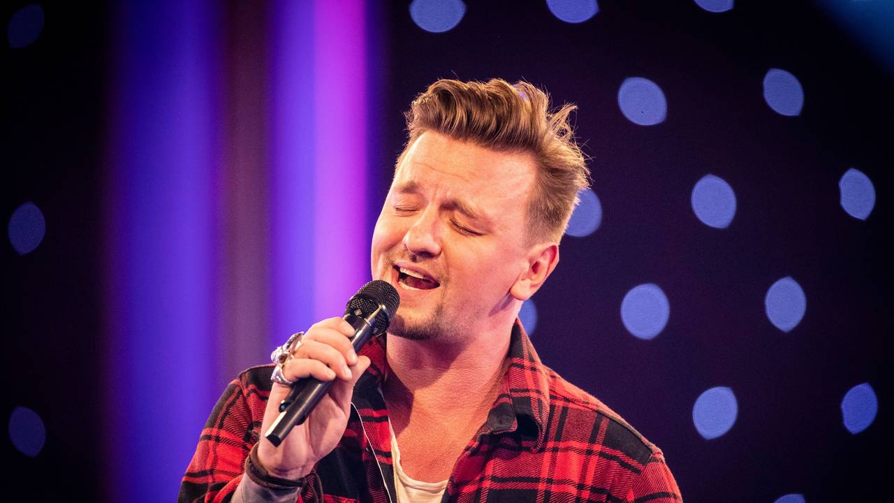 Sänger Ben Zucker singt auf der Bühne zum Sendungsjubiläum «25 Jahre Brisant» im Mitteldeutschen Rundfunk.