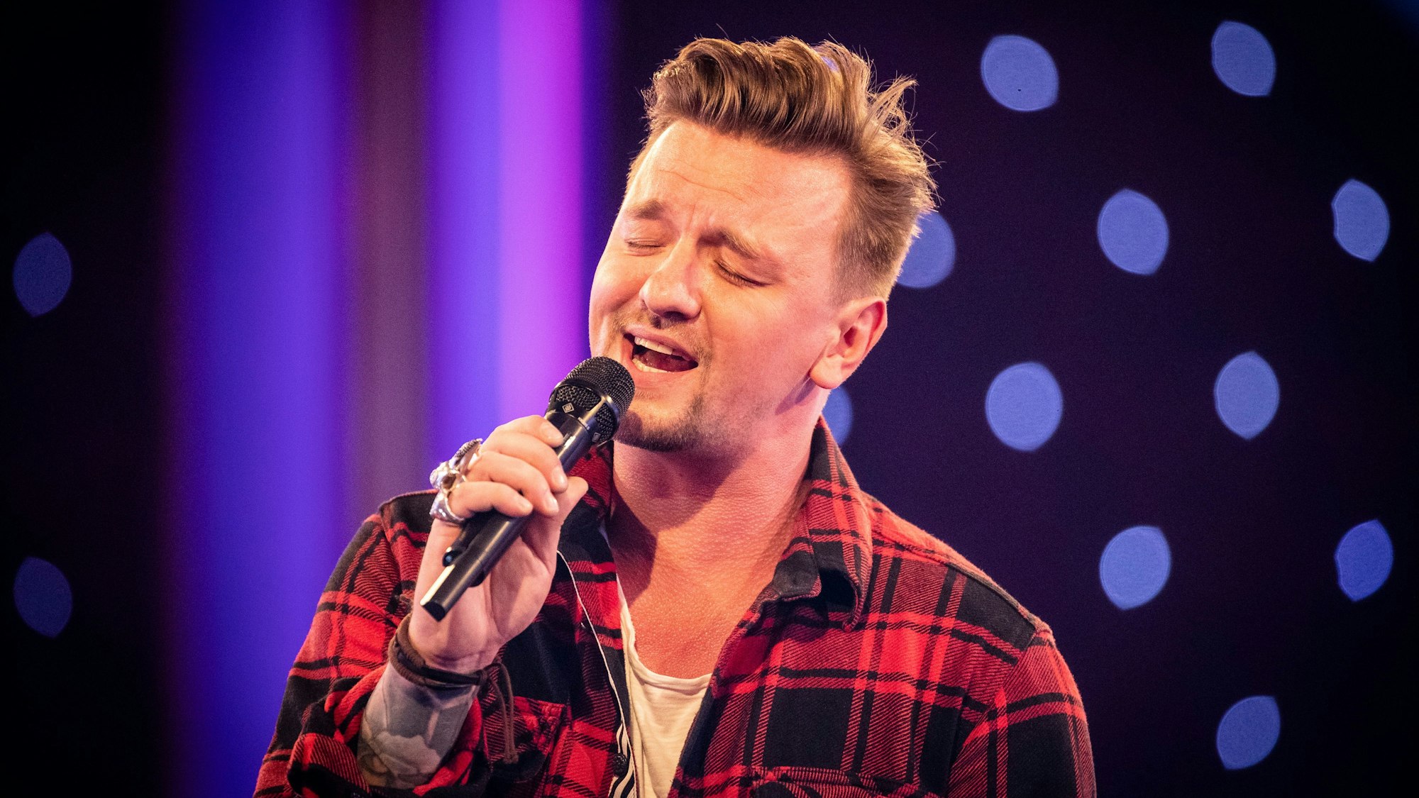 Sänger Ben Zucker singt auf der Bühne zum Sendungsjubiläum «25 Jahre Brisant» im Mitteldeutschen Rundfunk.