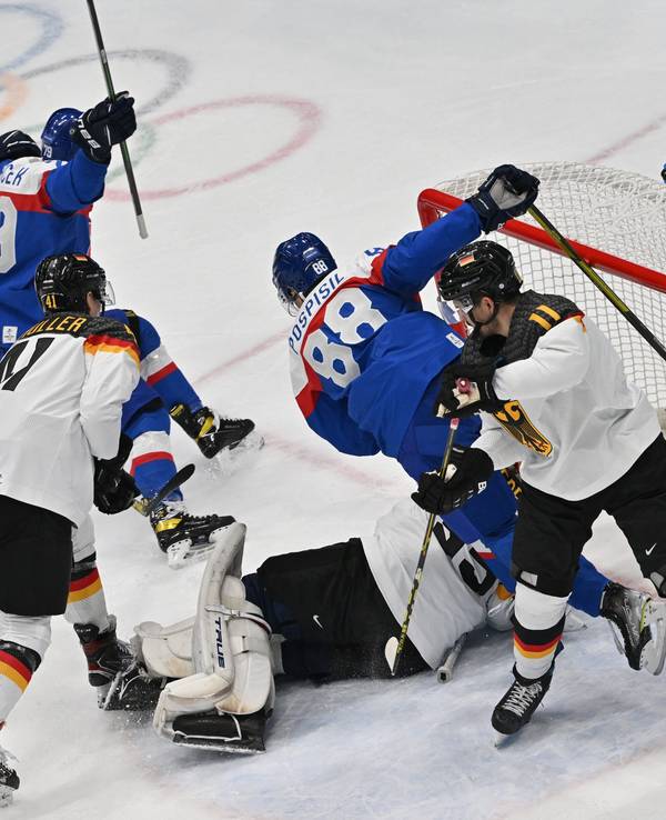 15.02.2022, China, Peking: Olympia, Eishockey, Viertelfinal-Qualifikation, Slowakei - Deutschland im Nationalen Hallenstadion, Libor Hudacek (l) und Kristian Pospisil aus der Slowakei jubeln nach dem 1:0.