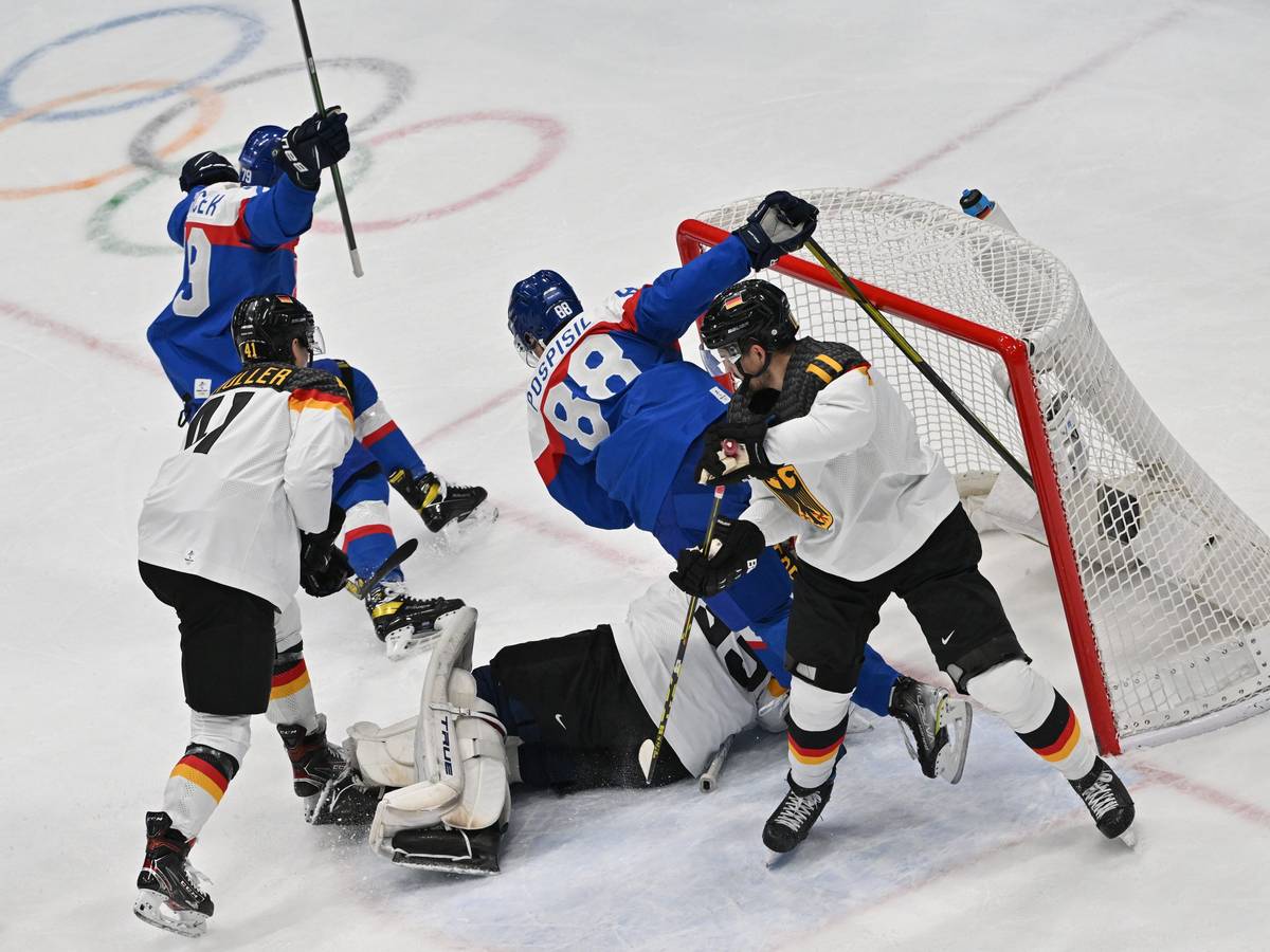 15.02.2022, China, Peking: Olympia, Eishockey, Viertelfinal-Qualifikation, Slowakei - Deutschland im Nationalen Hallenstadion, Libor Hudacek (l) und Kristian Pospisil aus der Slowakei jubeln nach dem 1:0.
