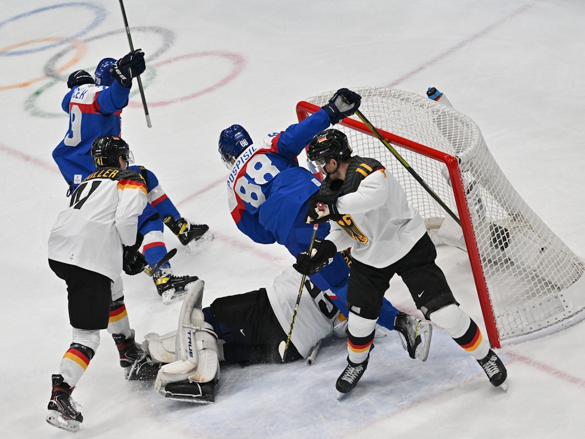 15.02.2022, China, Peking: Olympia, Eishockey, Viertelfinal-Qualifikation, Slowakei - Deutschland im Nationalen Hallenstadion, Libor Hudacek (l) und Kristian Pospisil aus der Slowakei jubeln nach dem 1:0.