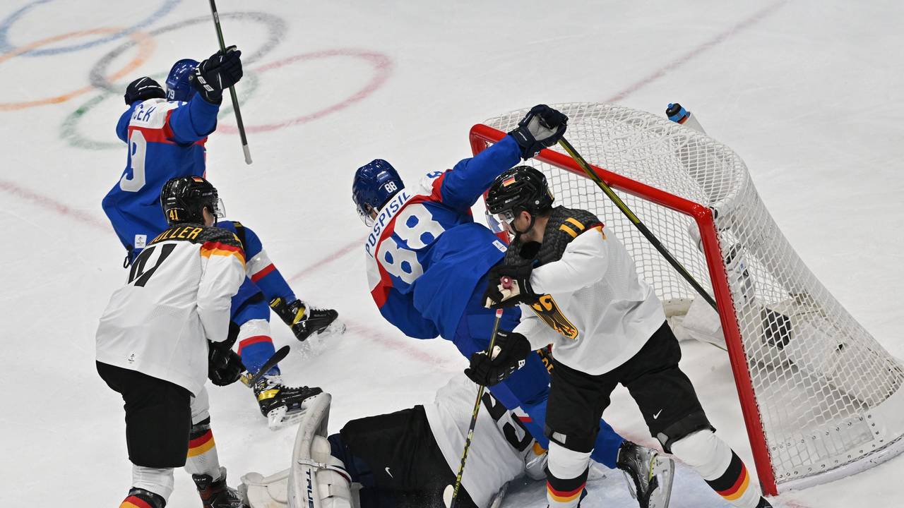 15.02.2022, China, Peking: Olympia, Eishockey, Viertelfinal-Qualifikation, Slowakei - Deutschland im Nationalen Hallenstadion, Libor Hudacek (l) und Kristian Pospisil aus der Slowakei jubeln nach dem 1:0.