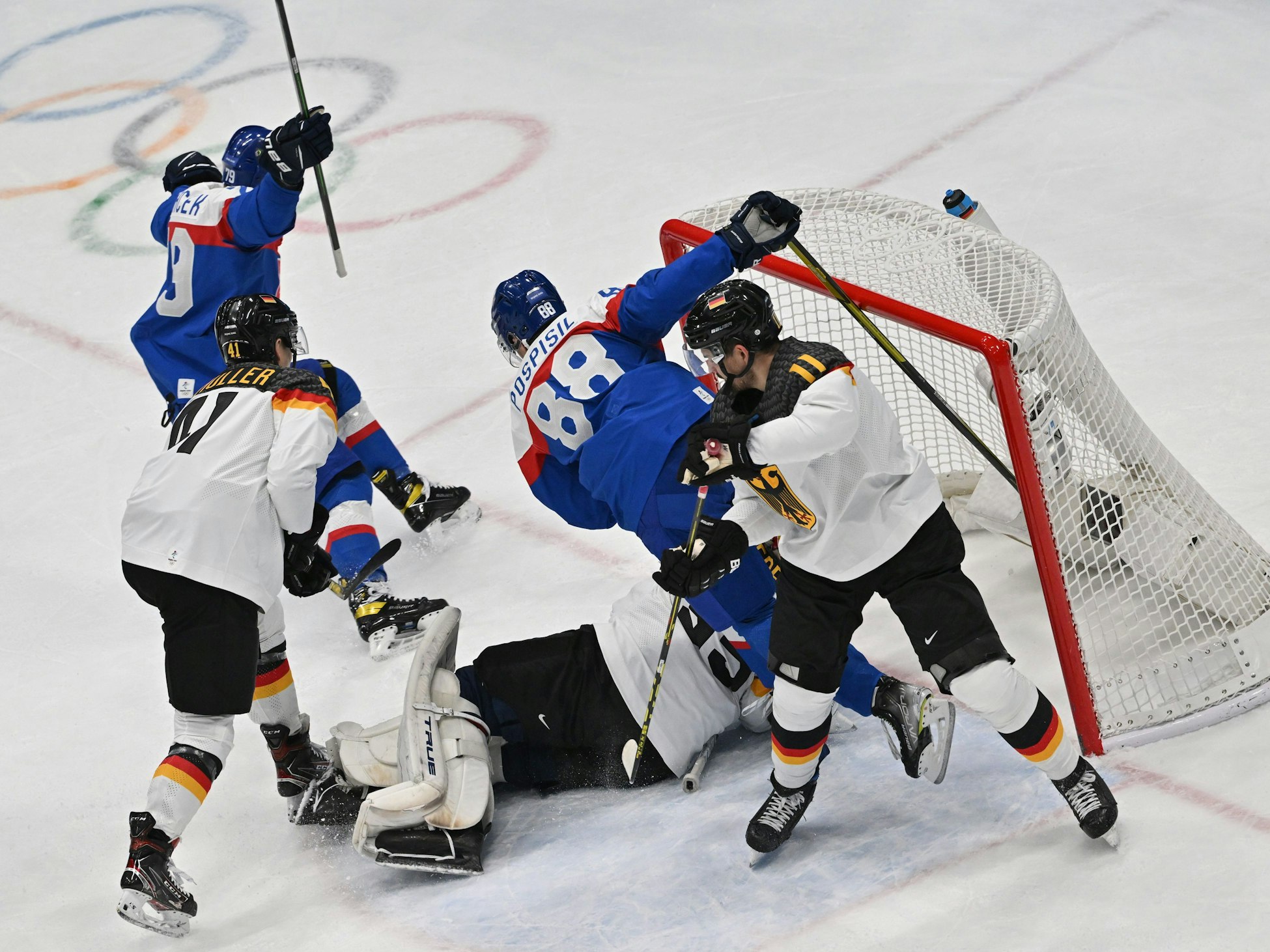 15.02.2022, China, Peking: Olympia, Eishockey, Viertelfinal-Qualifikation, Slowakei - Deutschland im Nationalen Hallenstadion, Libor Hudacek (l) und Kristian Pospisil aus der Slowakei jubeln nach dem 1:0.