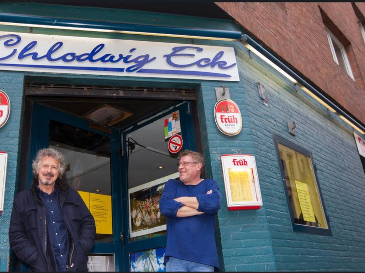 Robert Hilbers steht mit Wolfgang Niedecken am Eingang des Chlodwig Eck.