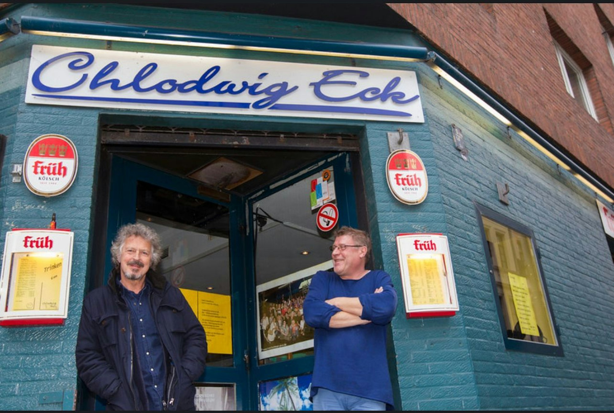 Robert Hilbers steht mit Wolfgang Niedecken am Eingang des Chlodwig Eck.