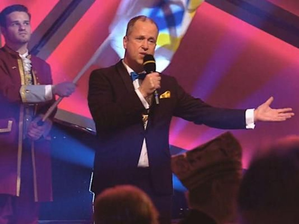 Joachim Stamp singt neue Version von „Drink doch ene met“.