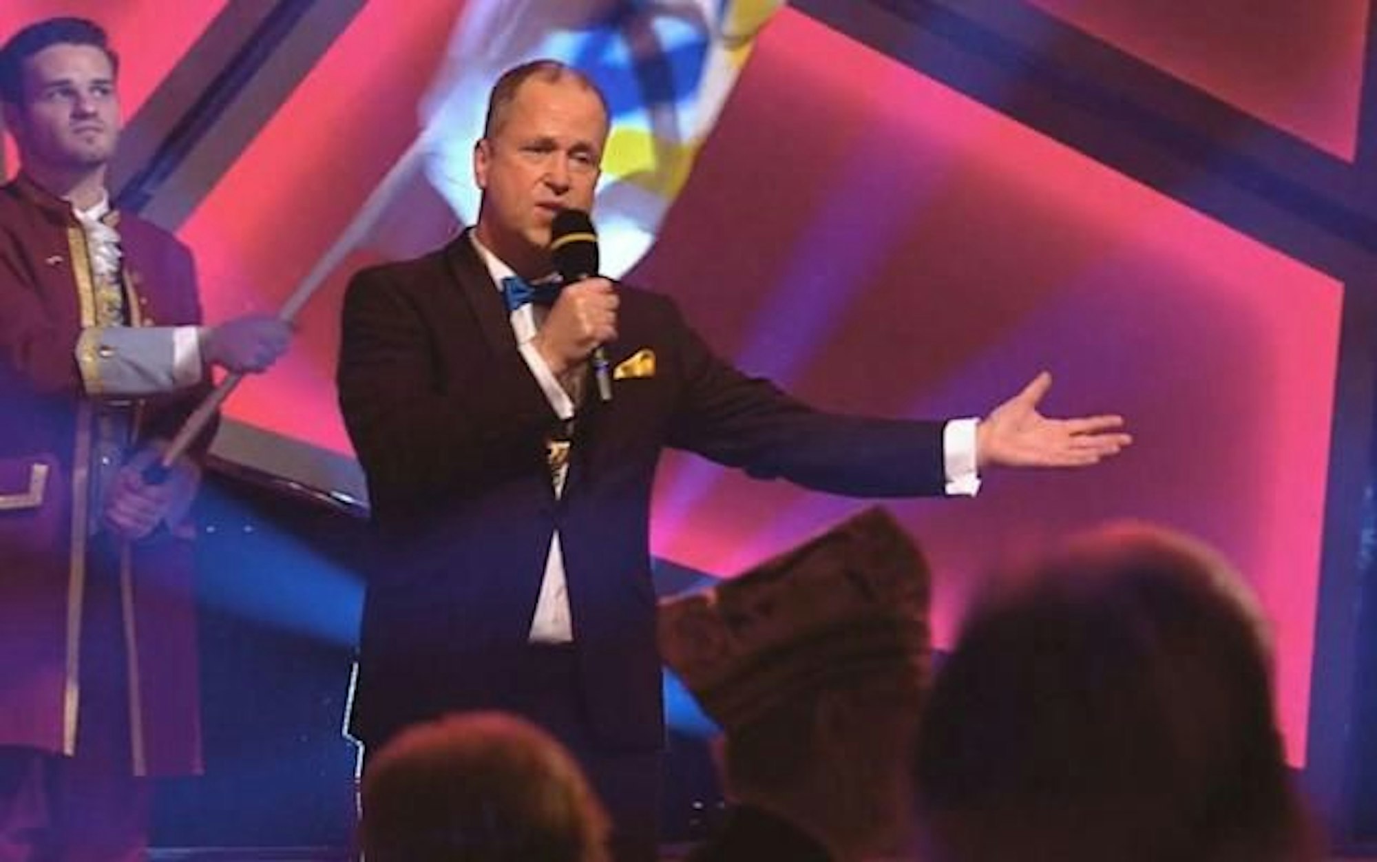 Joachim Stamp singt neue Version von „Drink doch ene met“.