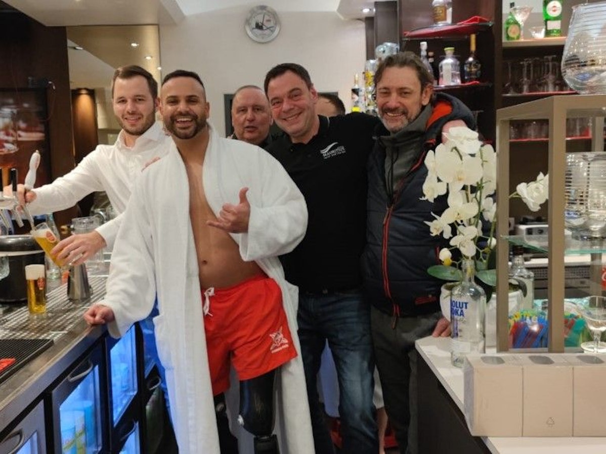 Am Tresen: Cihad und die Sauna-Crew um Bademeister Goran (r.)