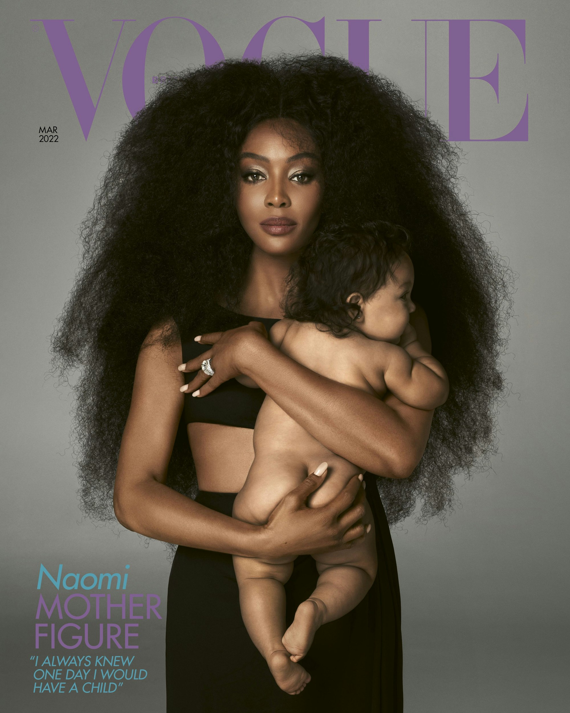 Naomi Campbell hält ihr kleines, nacktes Baby auf dem Arm.