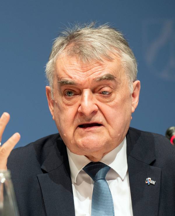 Herbert Reul (CDU), Innenminister von Nordrhein-Westfalen, spricht während einer Pressekonferenz zu Journalisten.