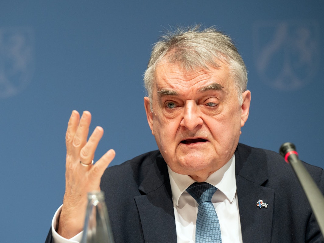 Herbert Reul (CDU), Innenminister von Nordrhein-Westfalen, spricht während einer Pressekonferenz zu Journalisten.