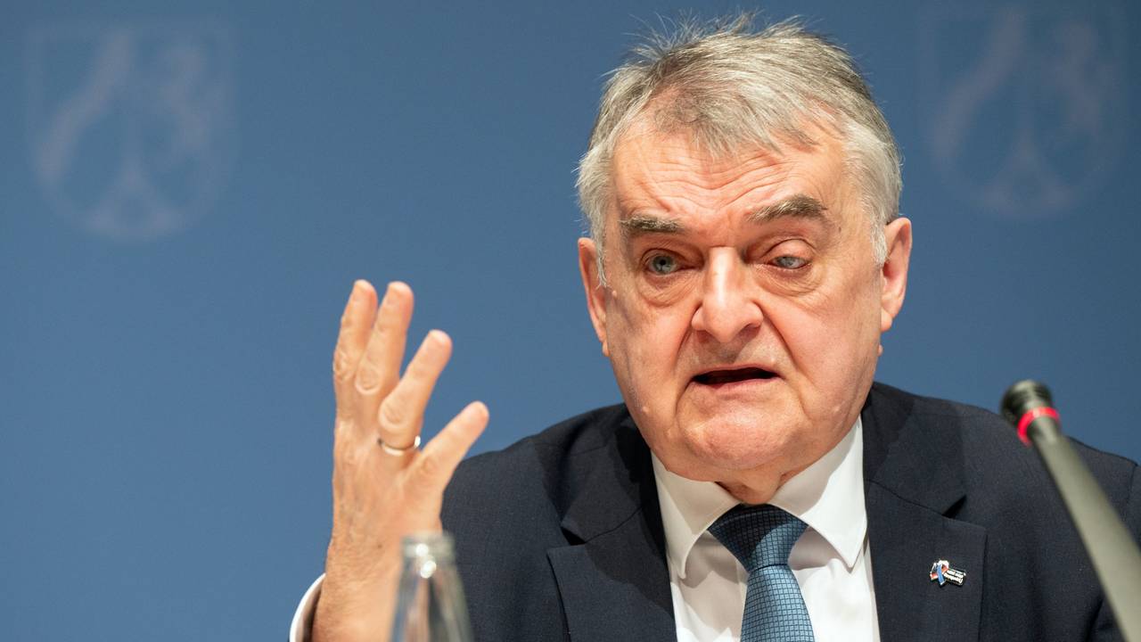 Herbert Reul (CDU), Innenminister von Nordrhein-Westfalen, spricht während einer Pressekonferenz zu Journalisten.