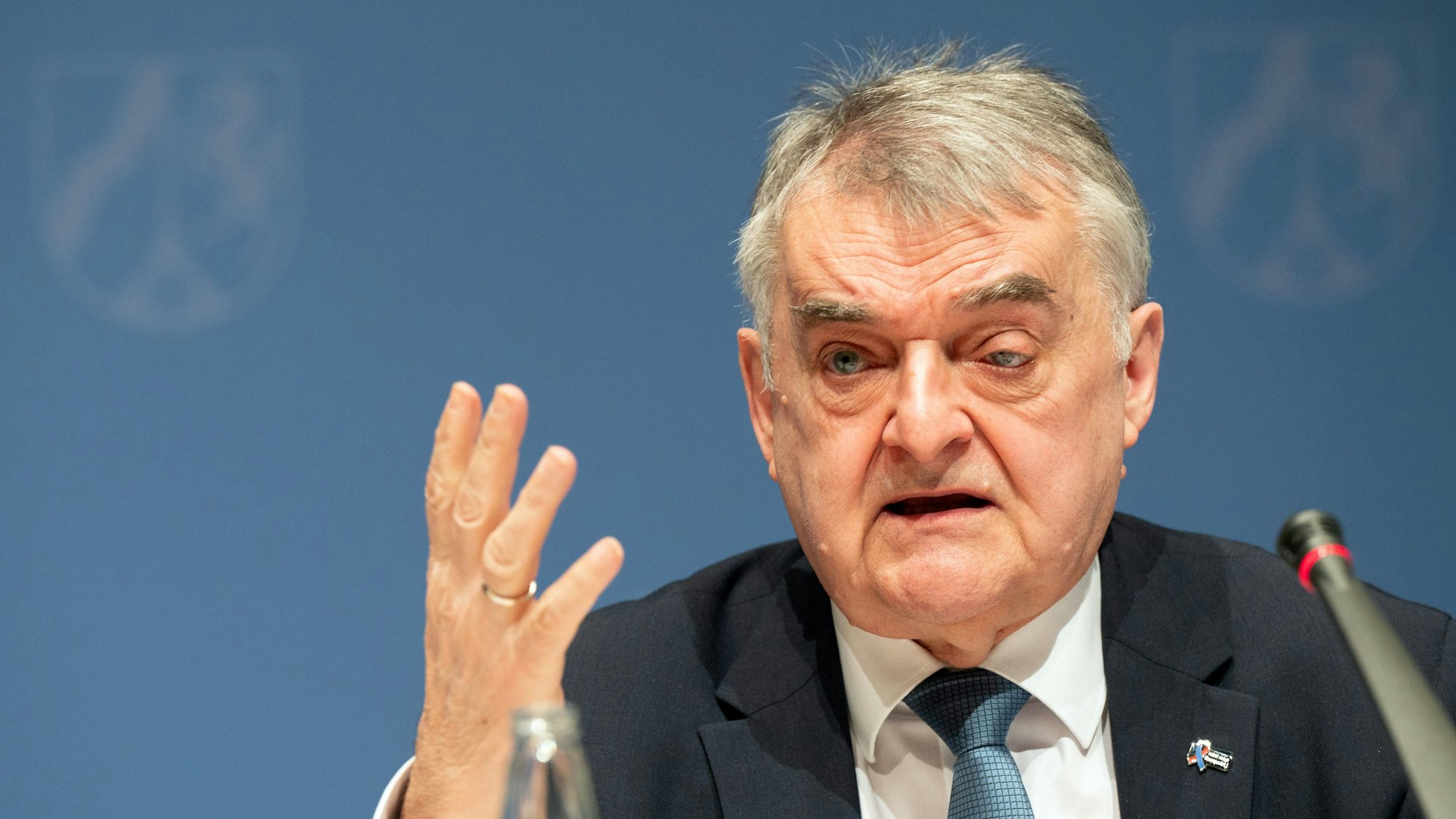 Herbert Reul (CDU), Innenminister von Nordrhein-Westfalen, spricht während einer Pressekonferenz zu Journalisten.