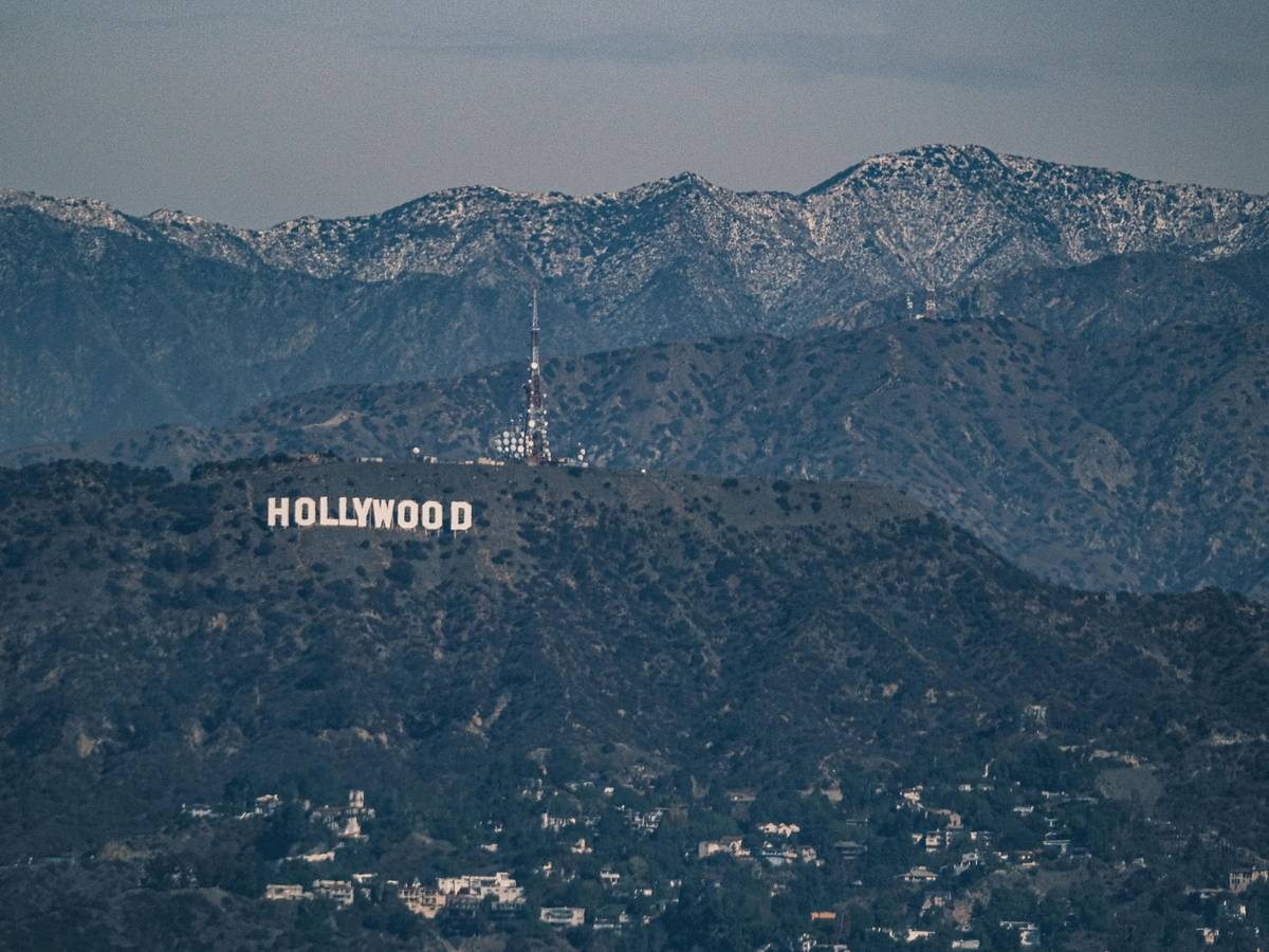 Der „Hollywood“-Schriftzug zeichnet sich vor Schneebedeckten Bergen ab.