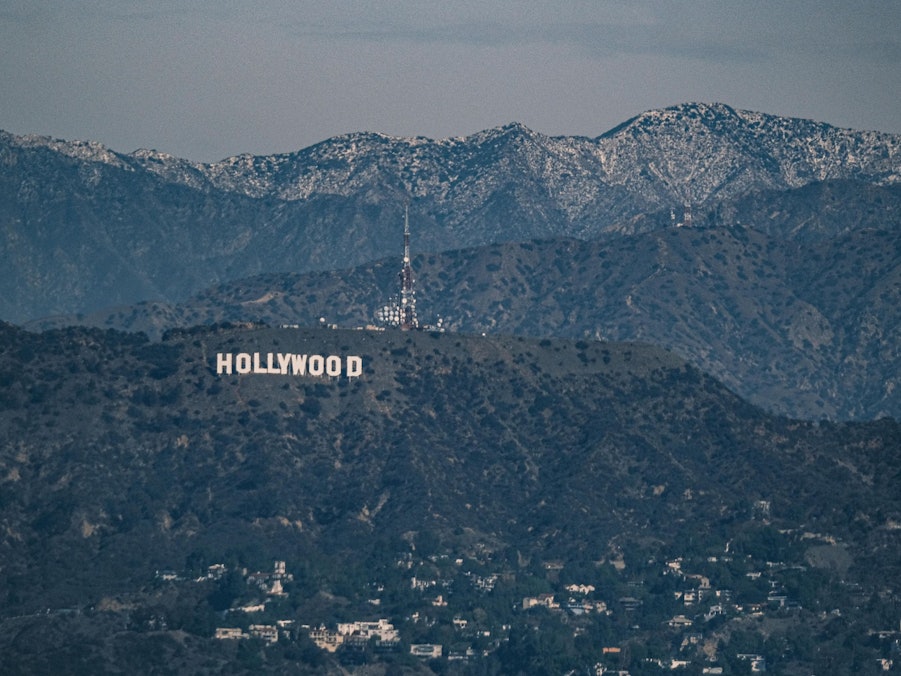 Der „Hollywood“-Schriftzug zeichnet sich vor Schneebedeckten Bergen ab.