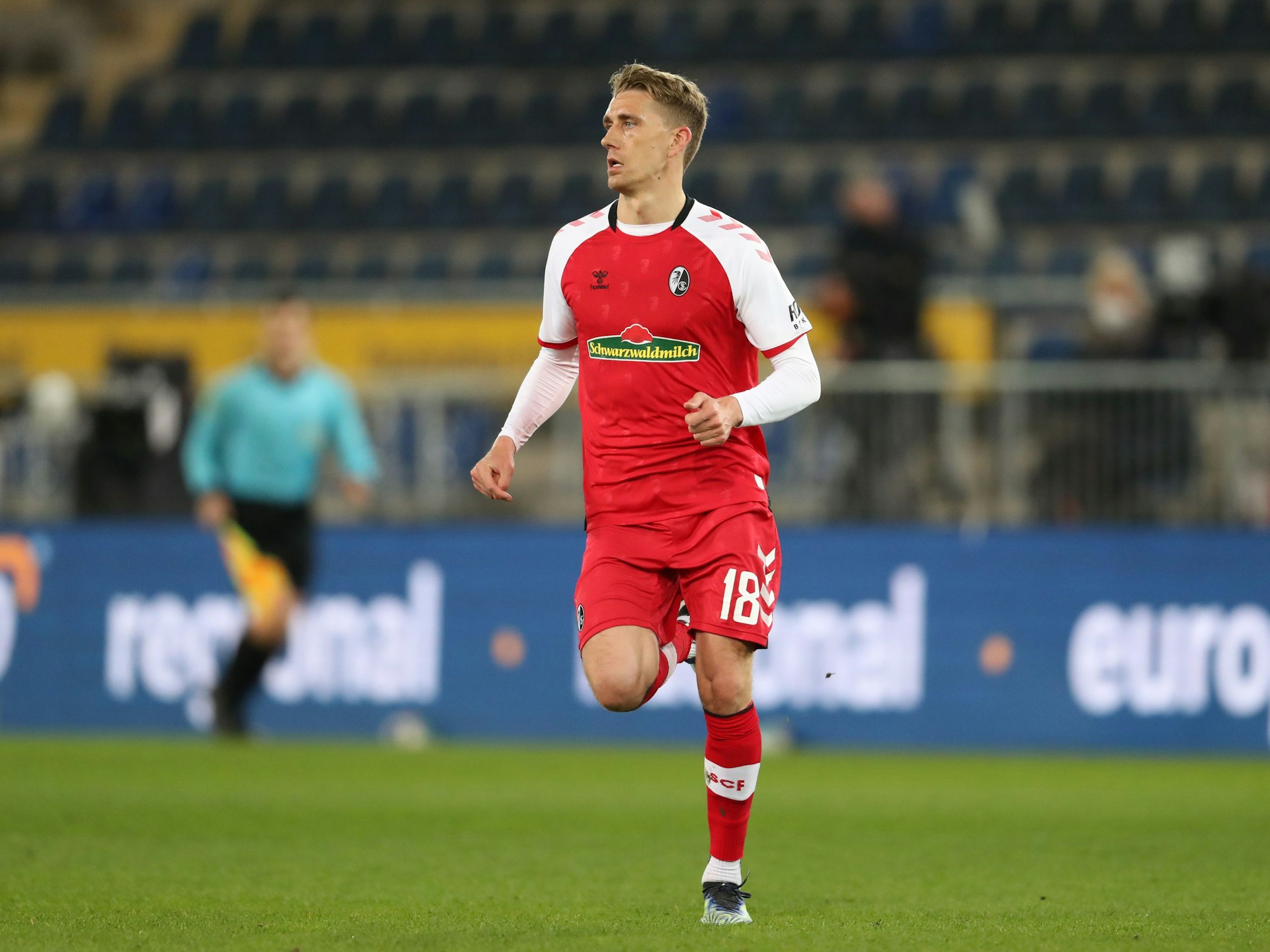 Nils Petersen läuft über den Platz.