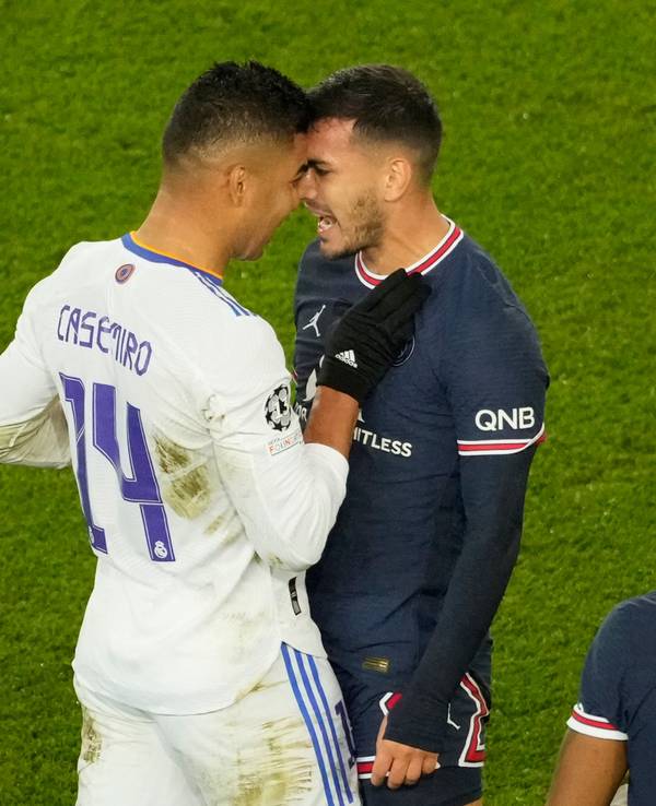 Paris Saint-Germain gegen Real Madrid: Leandro Paredes (M) von PSG gerät mit Casemiro (l) von Real aneinander.