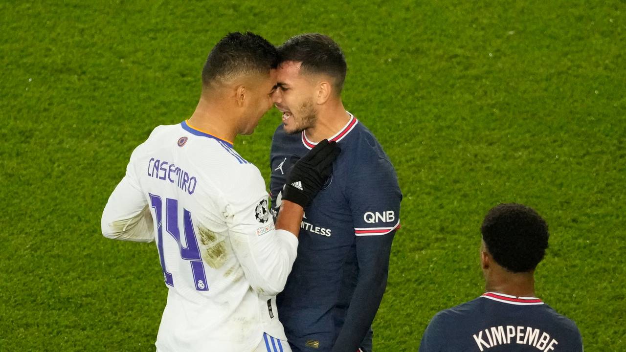 Paris Saint-Germain gegen Real Madrid: Leandro Paredes (M) von PSG gerät mit Casemiro (l) von Real aneinander.