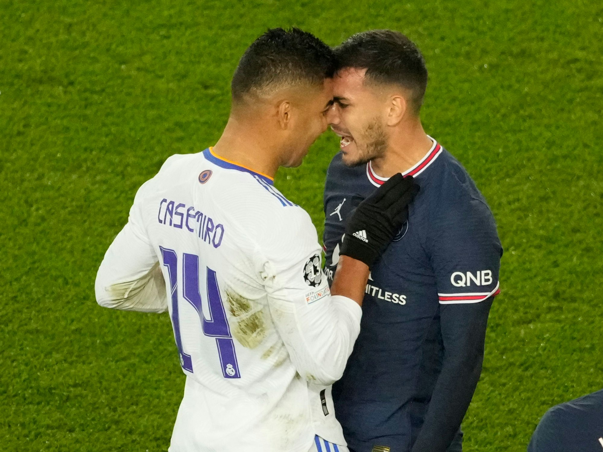 Paris Saint-Germain gegen Real Madrid: Leandro Paredes (M) von PSG gerät mit Casemiro (l) von Real aneinander.