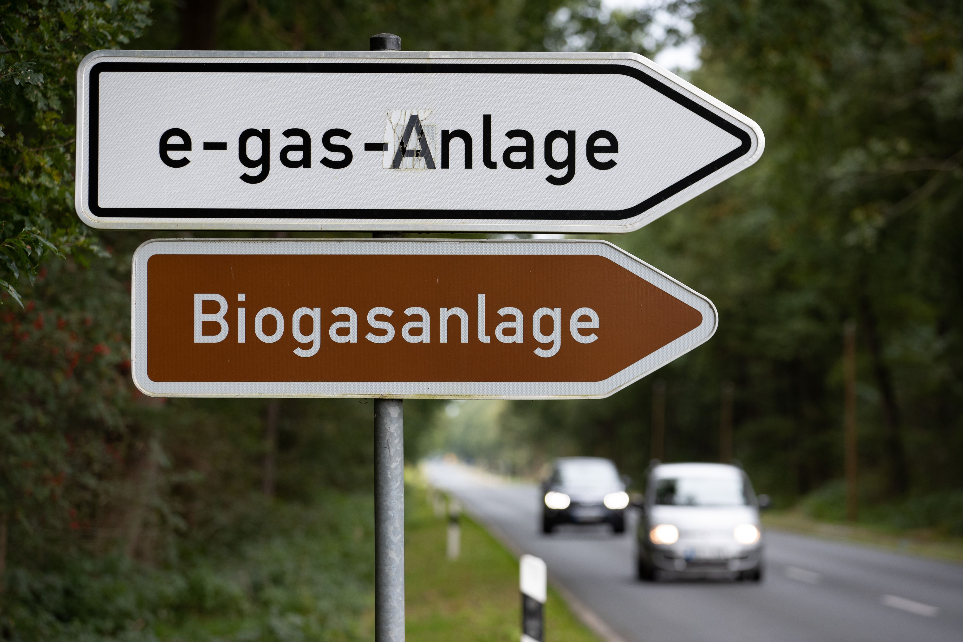 Blick auf ein Schild (e-gas-Anlage, Biogasanlage), welches auf eine Anlage zur Produktion von CO2-neutralem Kerosin hinweisen soll. Die Anlage im Emsland produziert den Kraftstoff für Flugzeuge synthetisch aus Wasser, erneuerbarem Strom von Windrädern aus dem Umland, Abfall-CO2 aus Lebensmittelresten einer Biogasanlage sowie CO2 aus der Umgebungsluft. +++ dpa-Bildfunk +++