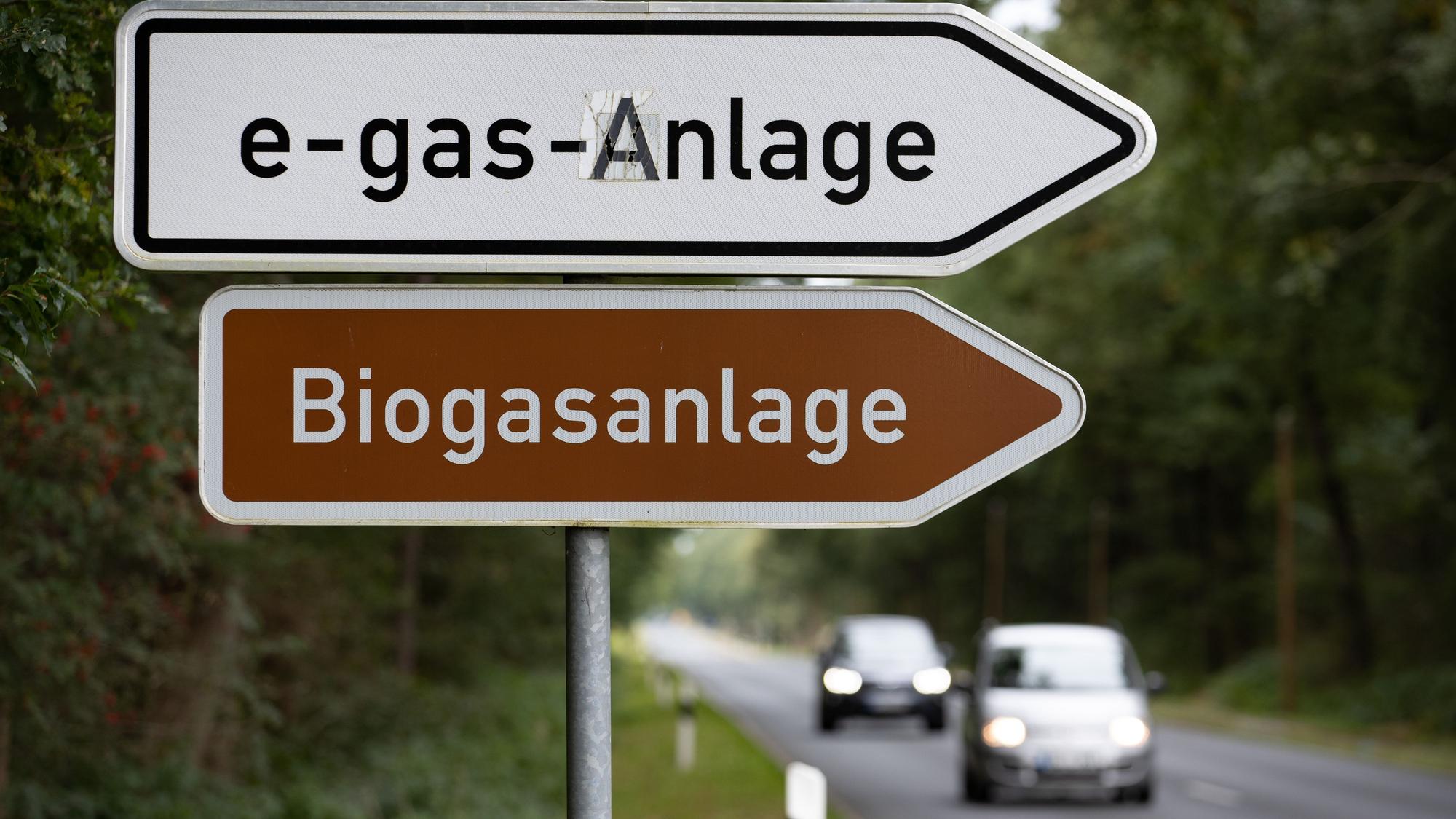 Blick auf ein Schild (e-gas-Anlage, Biogasanlage), welches auf eine Anlage zur Produktion von CO2-neutralem Kerosin hinweisen soll. Die Anlage im Emsland produziert den Kraftstoff für Flugzeuge synthetisch aus Wasser, erneuerbarem Strom von Windrädern aus dem Umland, Abfall-CO2 aus Lebensmittelresten einer Biogasanlage sowie CO2 aus der Umgebungsluft. +++ dpa-Bildfunk +++