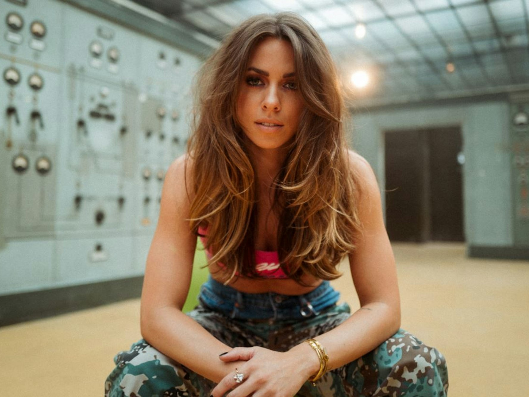 Vanessa Mai guckt bei einem Fotoshooting in die Kamera.