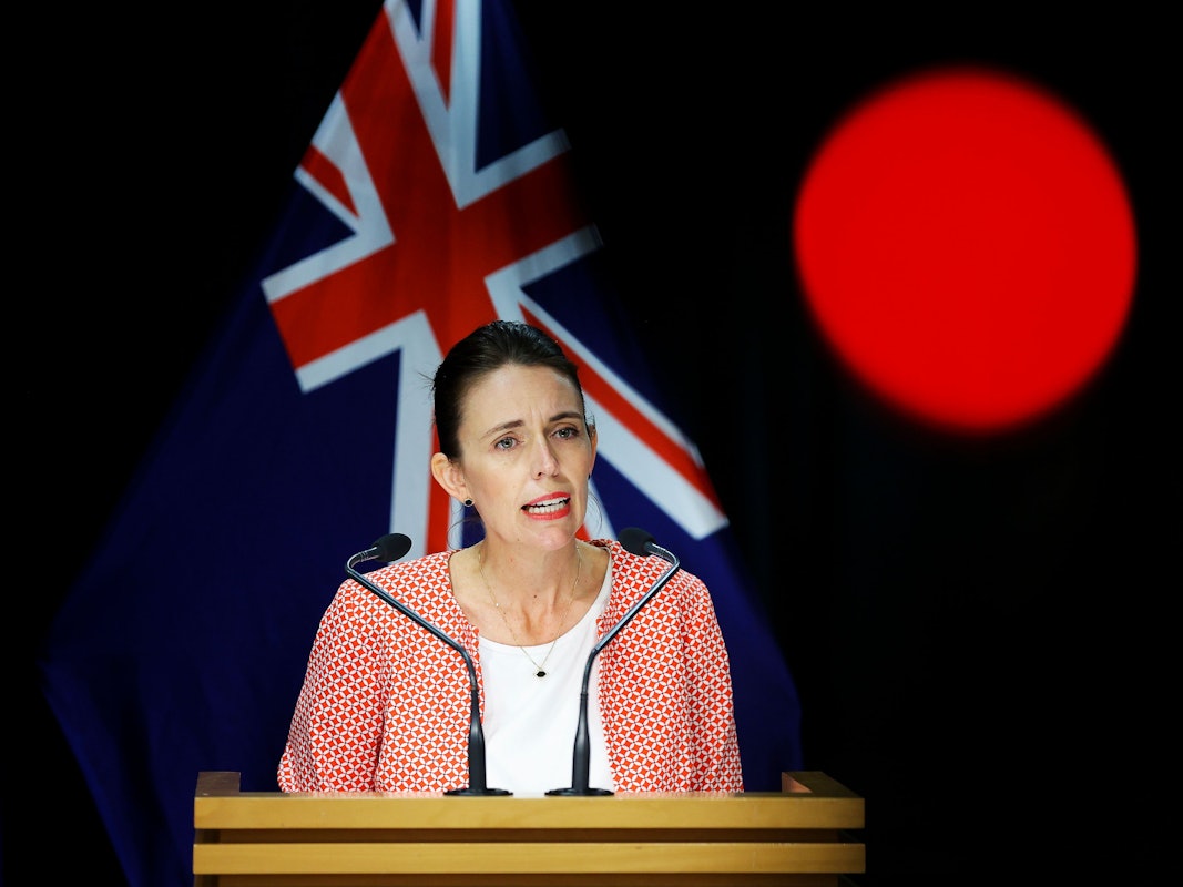 Jacinda Ardern, Premierministerin von Neuseeland, spricht im Januar 2022 zu den Medien während einer Pressekonferenz im Parlament in Wellington.