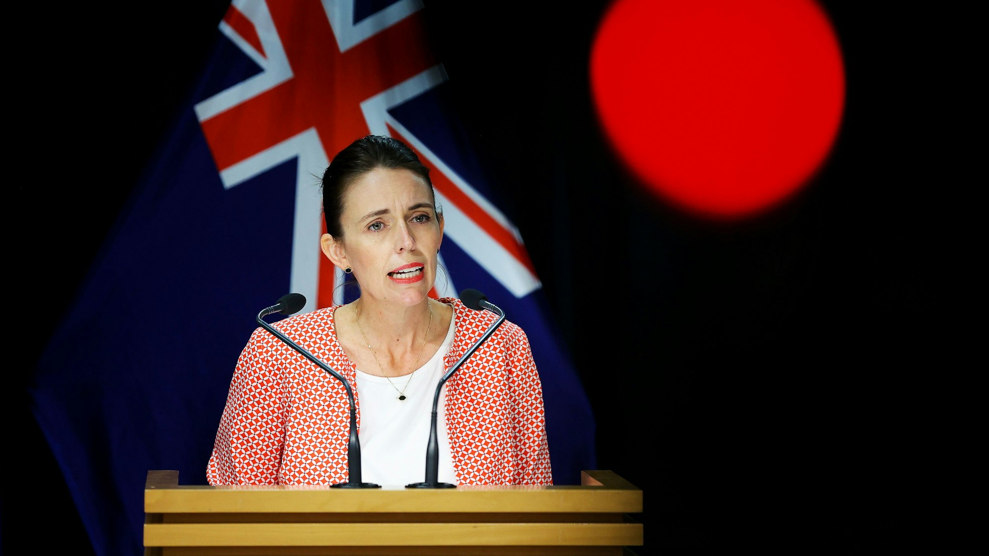 Jacinda Ardern, Premierministerin von Neuseeland, spricht im Januar 2022 zu den Medien während einer Pressekonferenz im Parlament in Wellington.