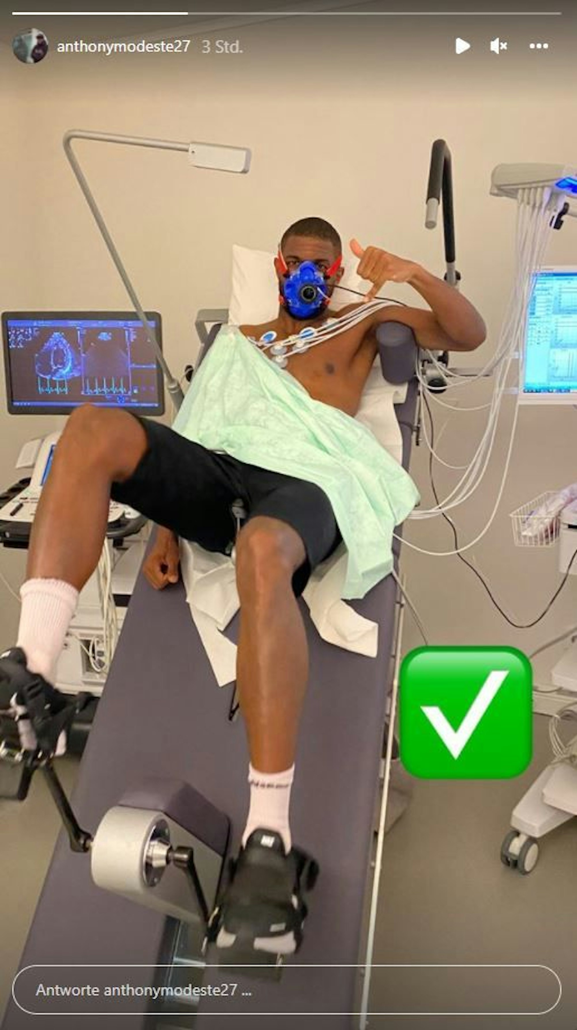Anthony Modeste bei einer Untersuchung. Das Bild postete er am 16. Februar 2022 in seiner Instagram-Story. Screenshot am selben Tag aufgenommen.