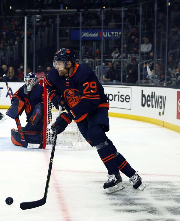Leon Draisaitl spielt einen Puck.