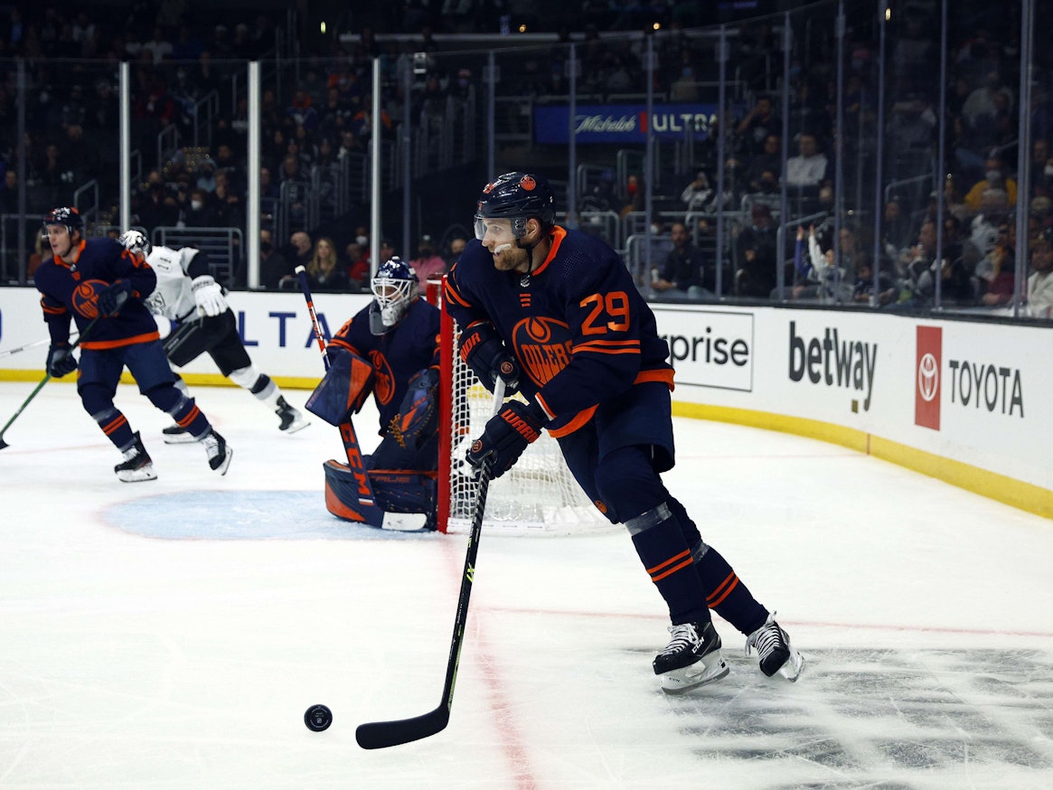 Leon Draisaitl spielt einen Puck.