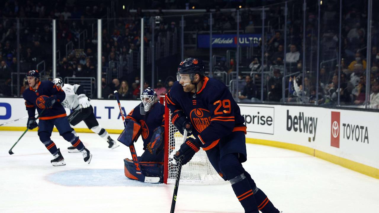 Leon Draisaitl spielt einen Puck.