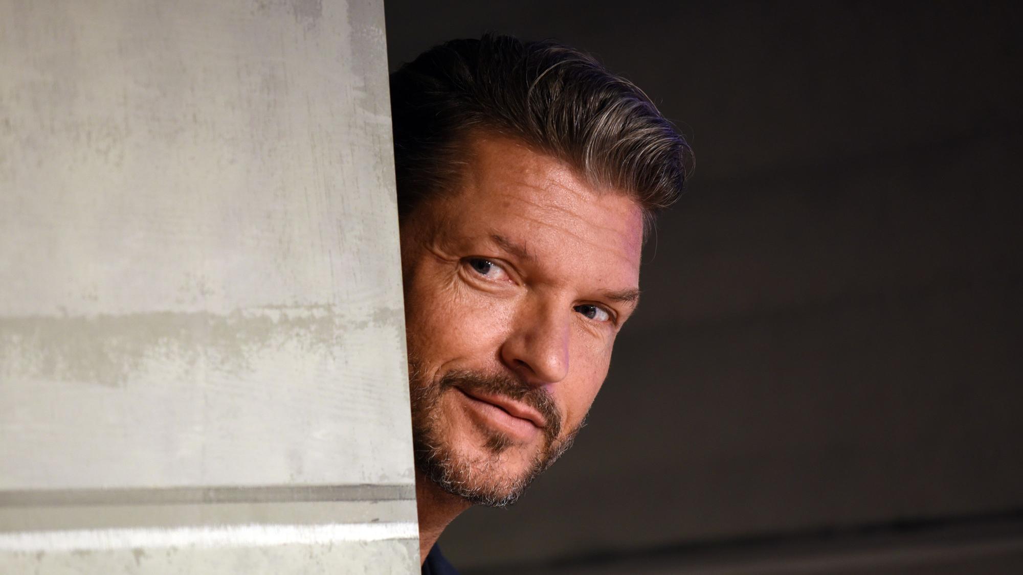 Schauspieler Hardy Krüger Jr., hier 2019 bei einem Fotoshooting in Düsseldorf, wird wegen seiner Teilnahme bei „Let's Dance“ von seinen Freunden ausgelacht.