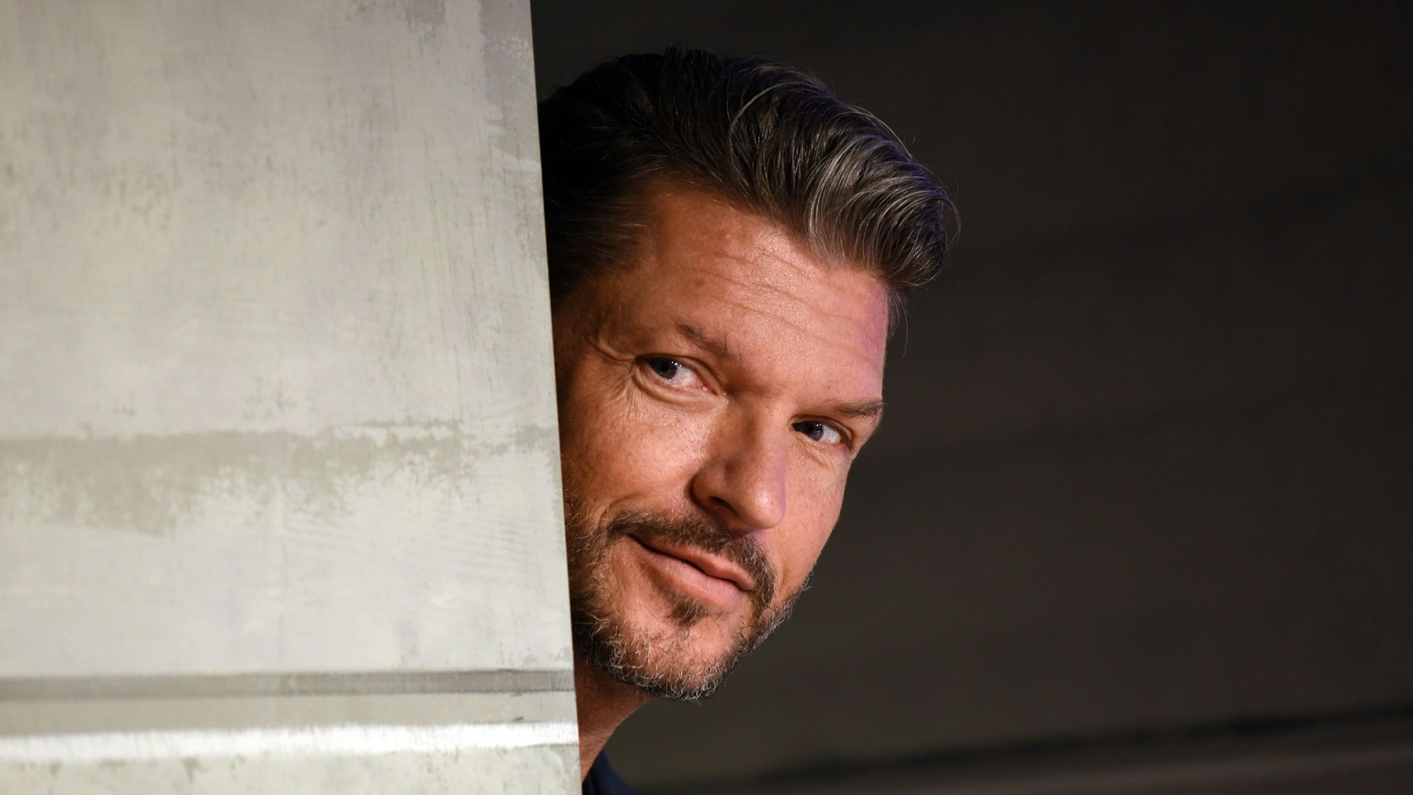 Schauspieler Hardy Krüger Jr., hier 2019 bei einem Fotoshooting in Düsseldorf, wird wegen seiner Teilnahme bei „Let's Dance“ von seinen Freunden ausgelacht.