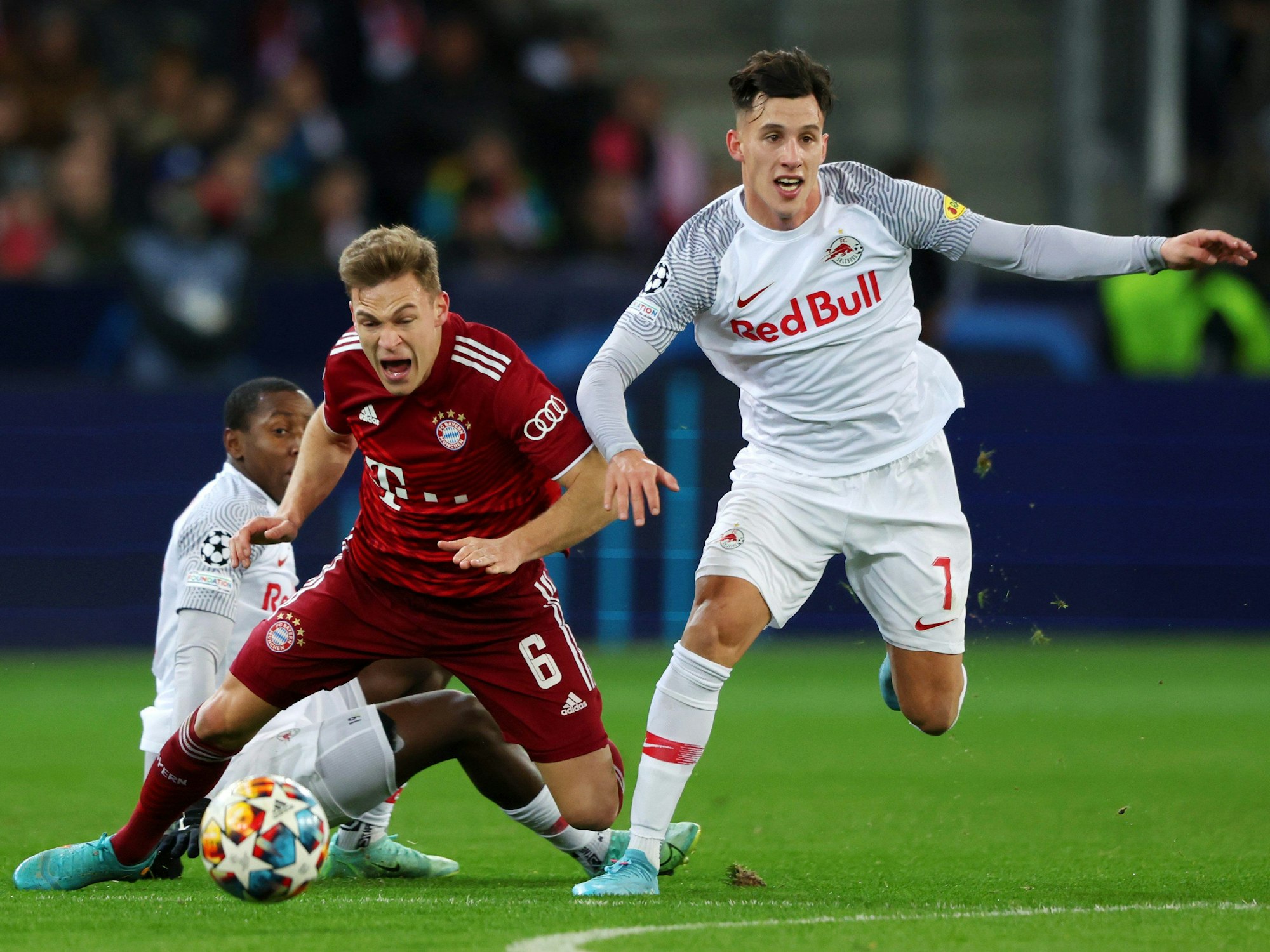 Joshua Kimmichim Zweikampf mit Nicolas Capaldo