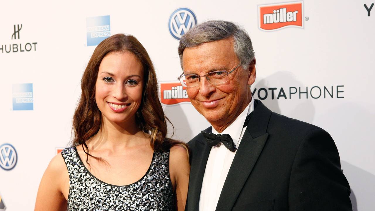 Auf dem Foto (aufgenommen am 2. Dezember 2012) steht sie neben ihrem Vater Wolfang Bosbach auf dem roten Teppich des „Movie meets Media“-Events im Hotel Atlantic Kempinski in Hamburg.