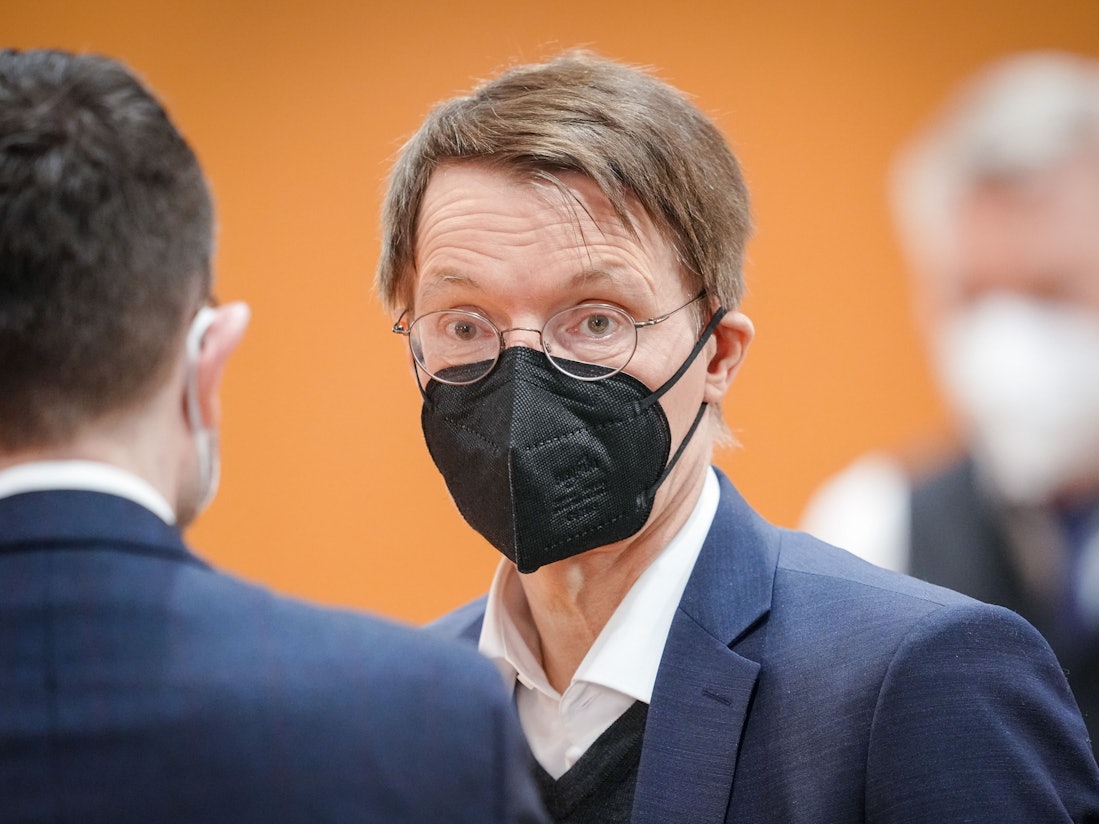 Karl Lauterbach (SPD), Bundesminister für Gesundheit, nimmt an der Sitzung des Bundeskabinetts im Bundeskanzleramt am 16. Februar teil.