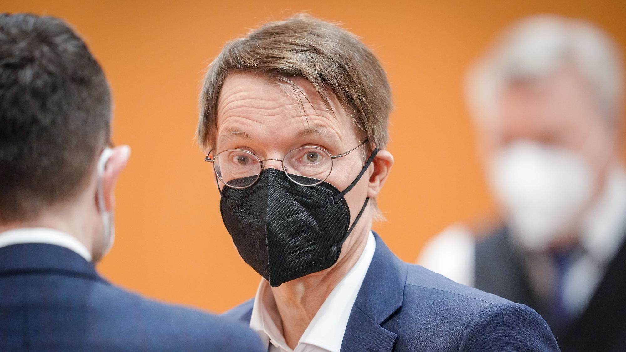 Karl Lauterbach (SPD), Bundesminister für Gesundheit, nimmt an der Sitzung des Bundeskabinetts im Bundeskanzleramt am 16. Februar teil.