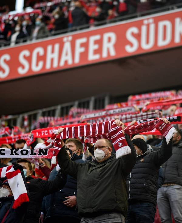 Die Fans des 1. FC Köln beim Heimsieg gegen den SC Freiburg am 5. Februar 2022