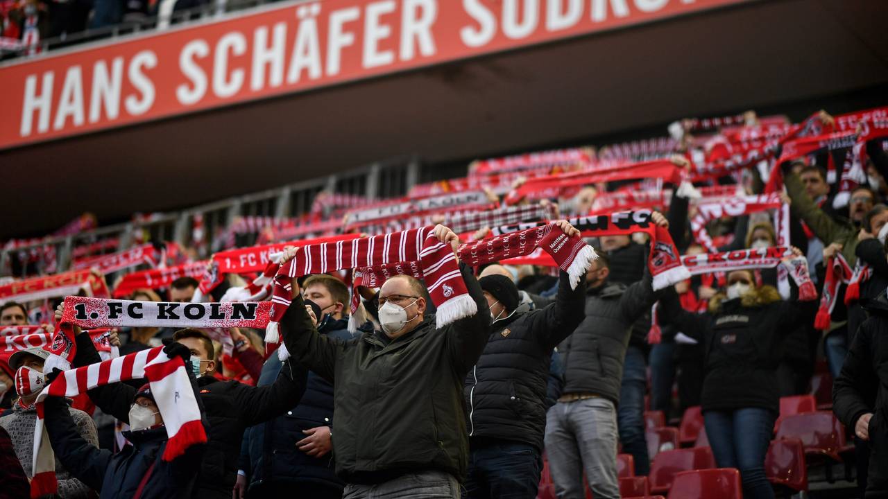 Die Fans des 1. FC Köln beim Heimsieg gegen den SC Freiburg am 5. Februar 2022