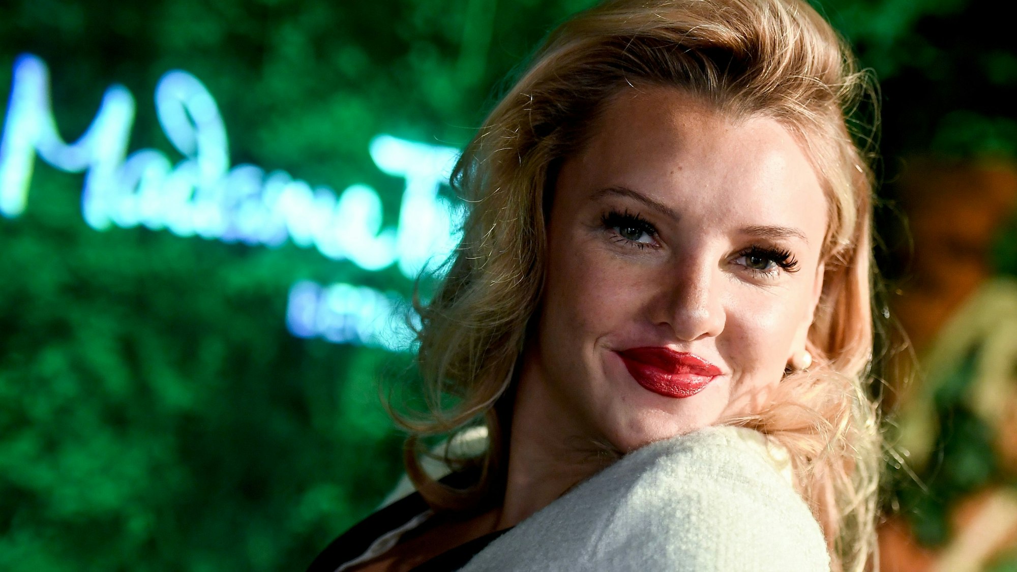 Reality-TV-Sternchen Evelyn Burdecki posiert im Madame Tussauds in Berlin.