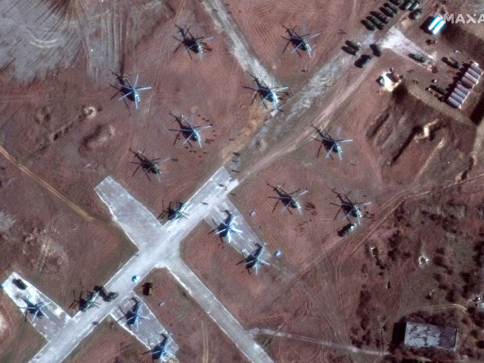 Russische Hubschrauber und Truppen in der Nähe des Donuzlav-Sees auf der Krim.