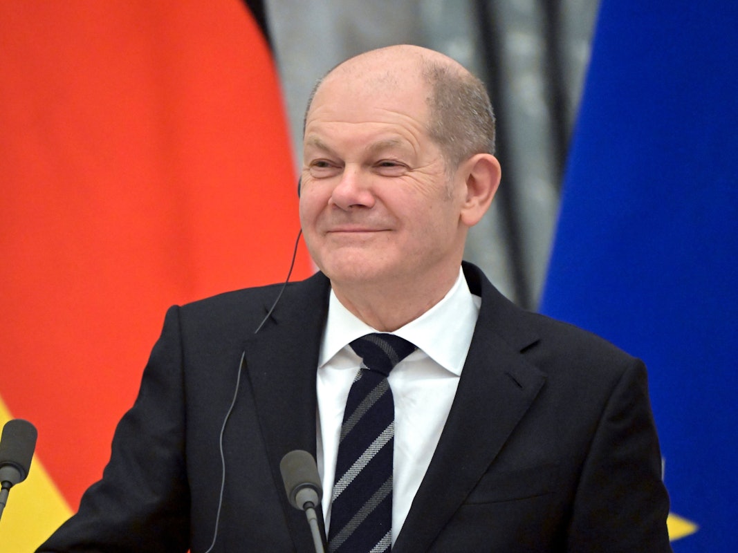 Bundeskanzler Olaf Scholz (SPD) ginsend auf einer gemeinsamen Pressekonferenz mit Russlands Präsident W. Putin nach einem mehrstündigen Vier-Augen-Gespräch am Sonntag (15. Februar) im Kreml.