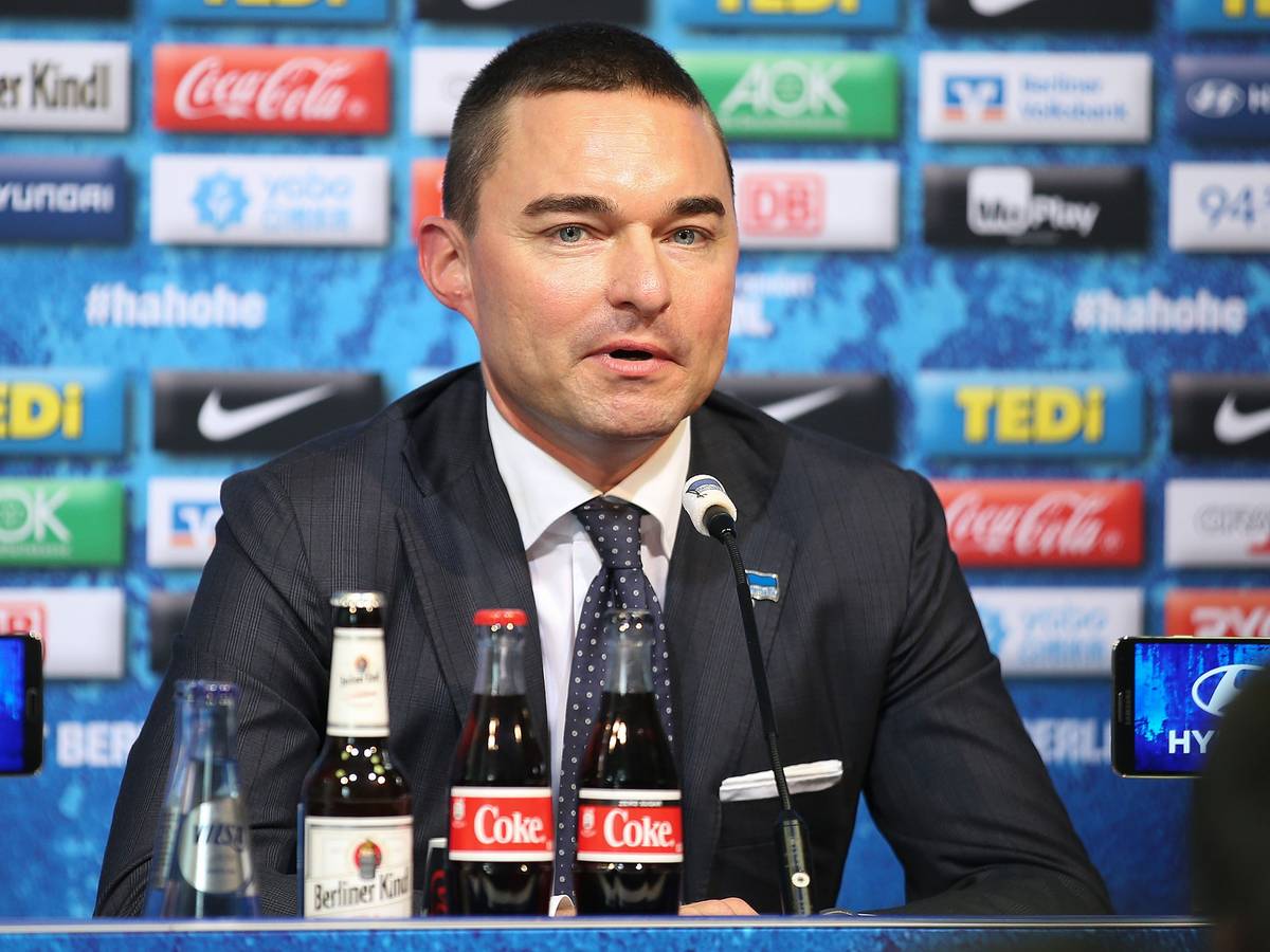 Der Investor Lars Windhorst gibt eine Pressekonferenz nach dem Rücktritt von Trainer Klinsmann.