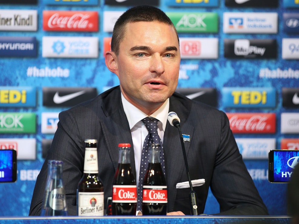 Der Investor Lars Windhorst gibt eine Pressekonferenz nach dem Rücktritt von Trainer Klinsmann.