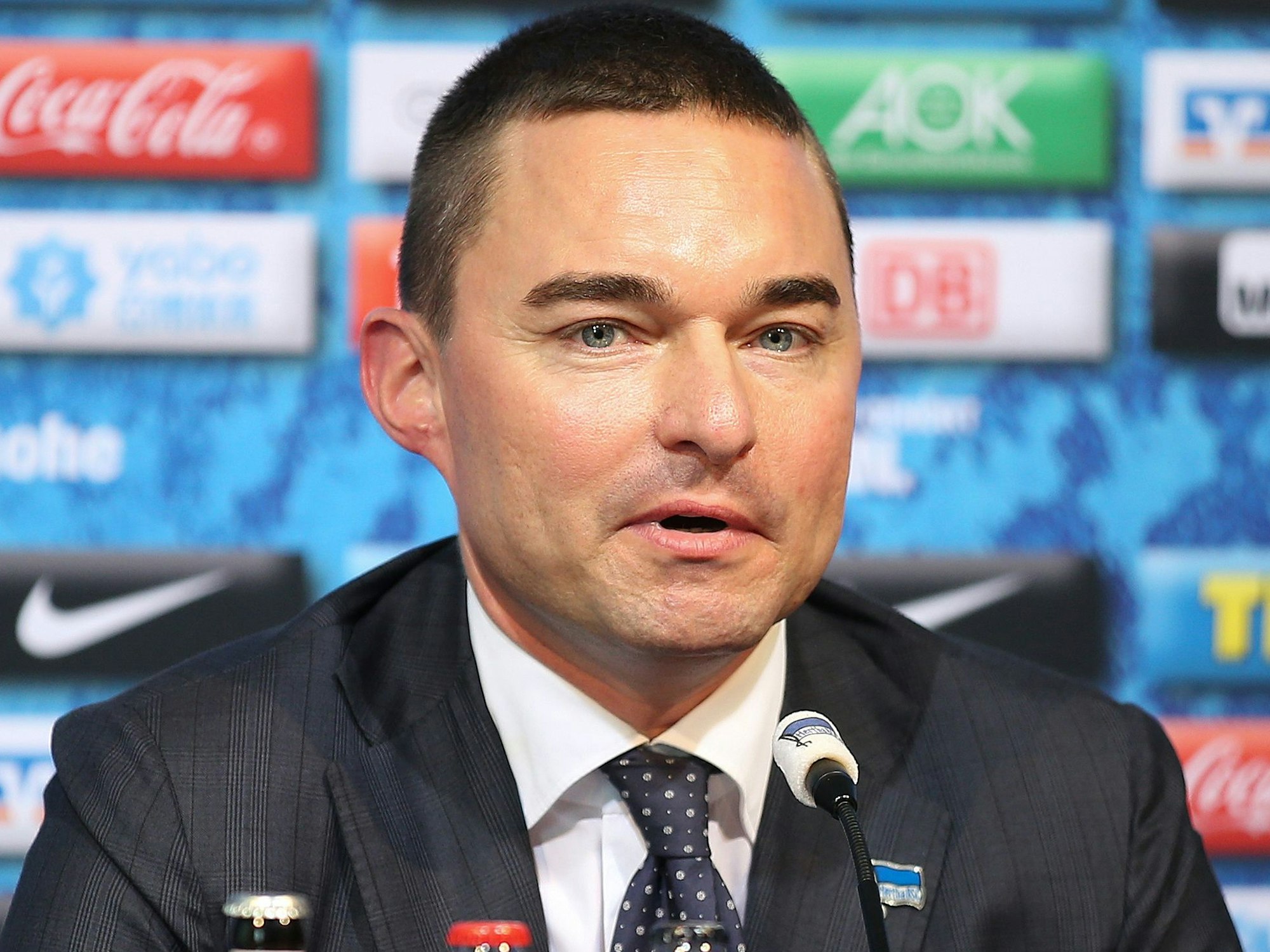 Der Investor Lars Windhorst gibt eine Pressekonferenz nach dem Rücktritt von Trainer Klinsmann.