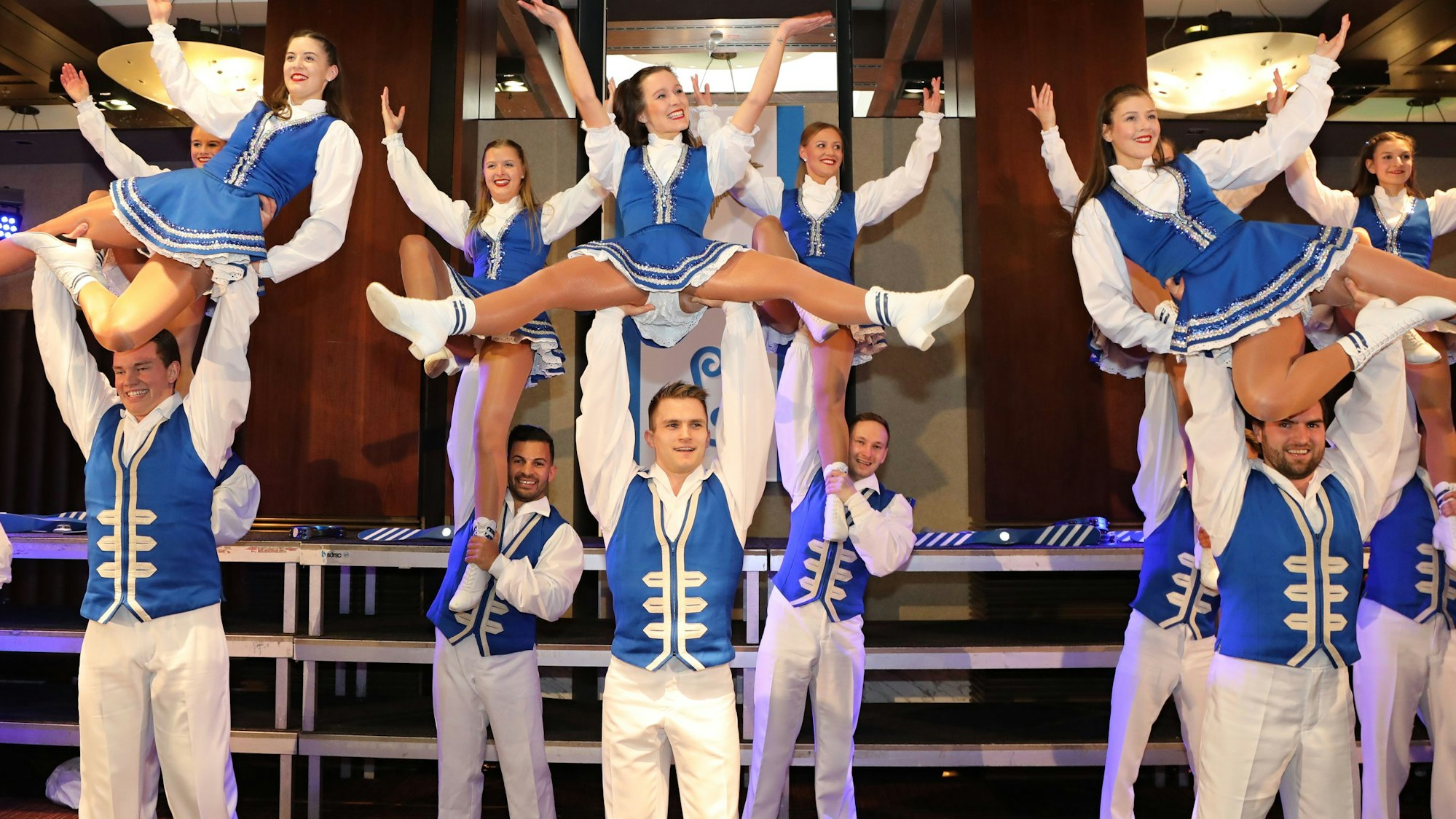 Die Tänzerinnen und Tänzer der Luftflotte bei dem Auftritt in der Hofburg.