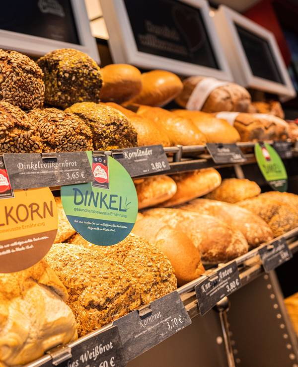 Brote sind in der Oldenburger Bäckerei „Musswessels“ auf einem Verkaufsregal zu sehen.