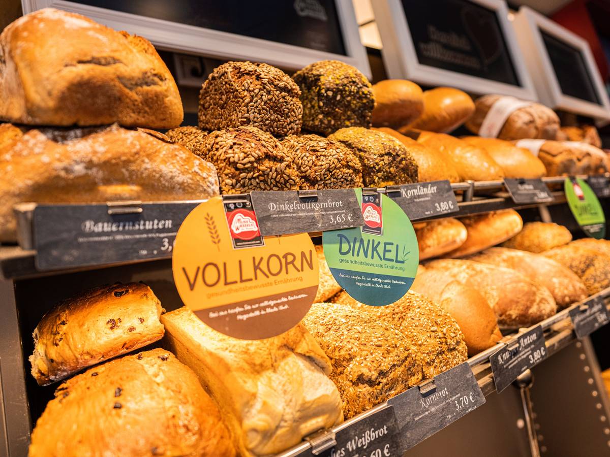 Brote sind in der Oldenburger Bäckerei „Musswessels“ auf einem Verkaufsregal zu sehen.